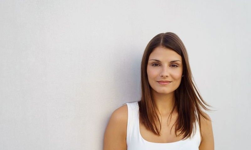 portrait einer attraktiven jungen frau