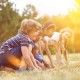 Multikulturelle Gruppe Kinder am Start beim Wettlaufen in der Natur