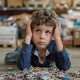 nino pensando en juntar piezas puzzle