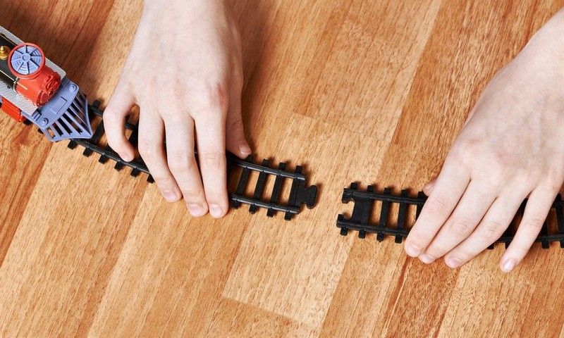 Assembling the railway. Connect rails.