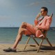 hombre con traje en la playa